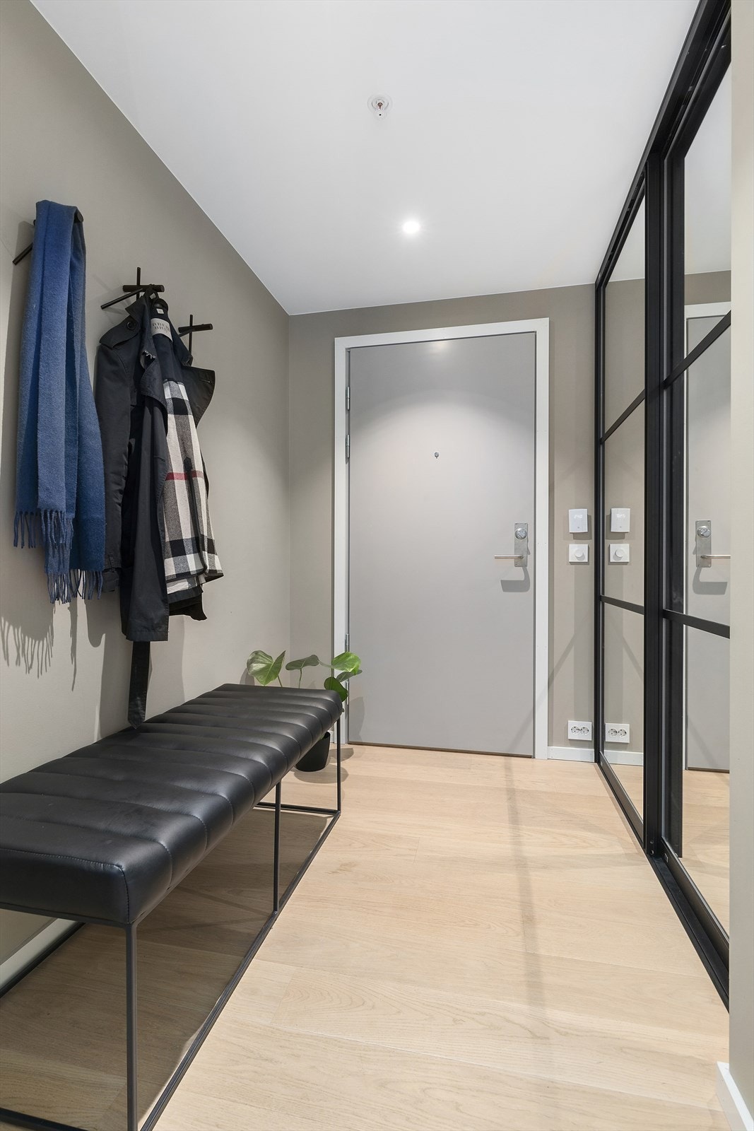 Leiligheten har en romslig entré på 5 kvm som gir et godt førsteinntrykk av leiligheten. Godt med oppbevaringsmuligheter for yttertøy og sko i skyvedørsgarderoben. Det er og lagt vannbåren gulvvarme i gulv Galleribilde