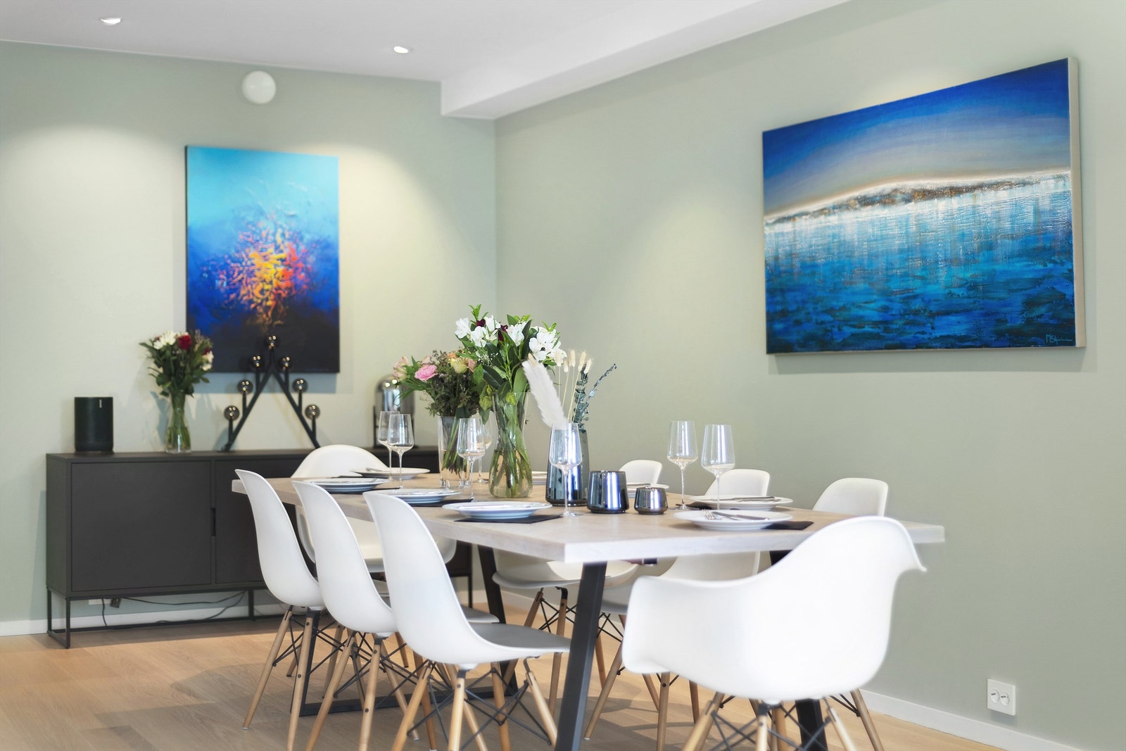 På alle veggflater er det lagt slett duk, malt med matt jotunmaling i fargene Exhale, 2024 Senses og Curious mind. Det er installert Elko pluss brytere og kontakter i hele leiligheten. Vannbåren gulvvarme i entré, gang og stue-kjøkken Galleribilde