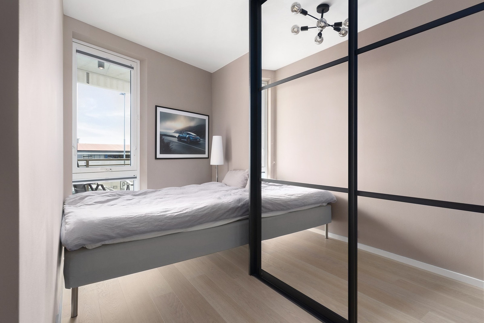 Rommet er i likhet med hovedsoverommet utstyrt med skyvedørsgarderobe fra Leba og har plass til både seng og skrivebord Galleribilde