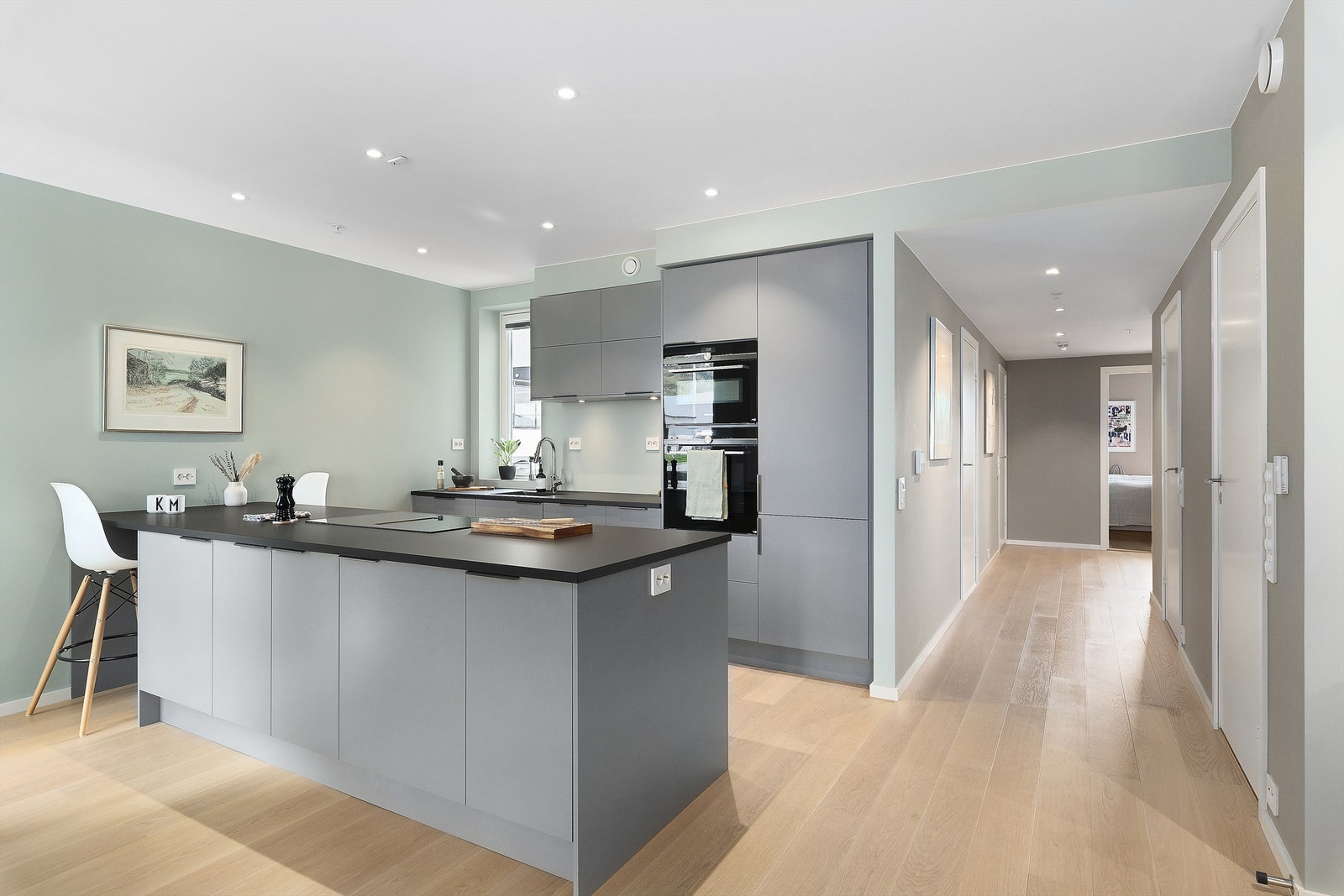 Velkommen til Sjømannsvegen 23 - "Fri Sikt" Lekker og påkostet 4-roms eierleilighet | 2 balkonger | | Flott utsikt | | Garasjeplass | | Heis | | Vannbåren varme| Foto: Diakrit (Krisztian Sere) Galleribilde