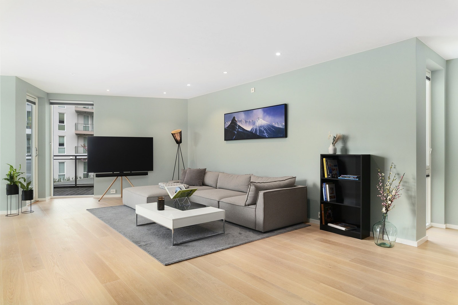 I tillegg er det innredet med egen lounge og tv-hjørne. Gulvflater er belagt med 1-stavs eikeparkett, listefri overgang mellom vegg og himling. Det er innfelte downlights i himling, med hensiktsmessige plasseringer Galleribilde