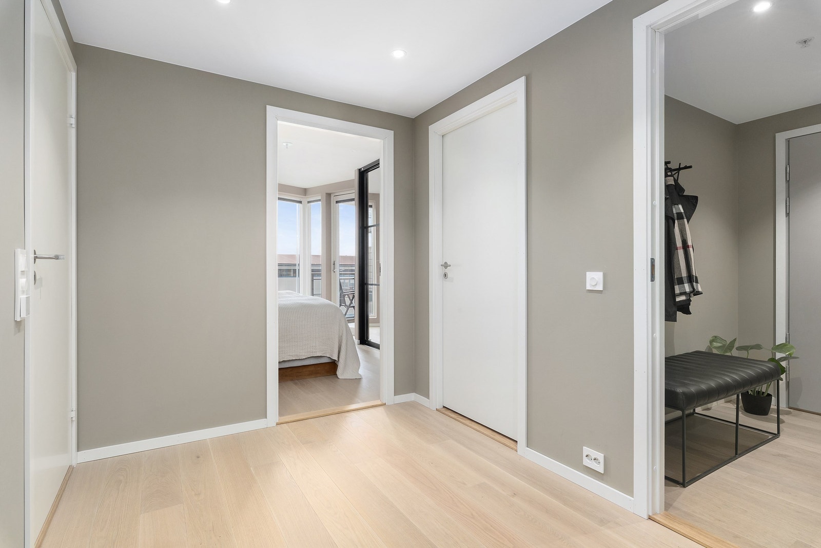 Videre fra entré til gang med tilkomst til soverom og bad Galleribilde