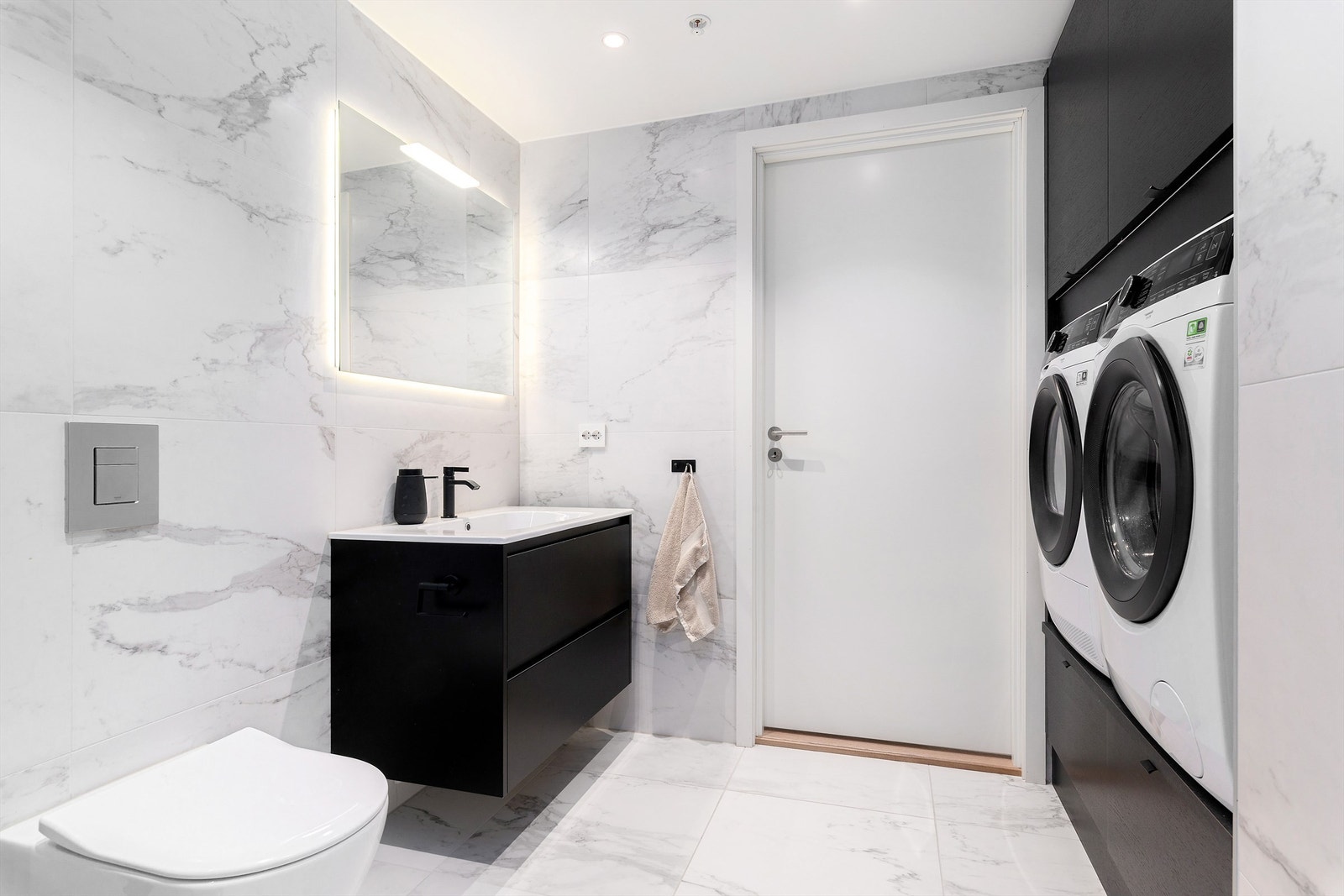 Rommet er utstyrt med en praktisk innredning som gir god oppbevaringsplass og hevet vaskesøyle, slik at maskinene er plassert i ergonomisk arbeidshøyde. Her er det kvalitetsleverandører som Tapwell, Villeroy & Boch og HTH Galleribilde