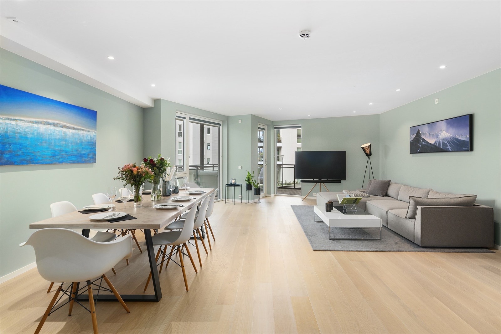 Romslig stue som er lett å møblere og fremstår som delikat Galleribilde