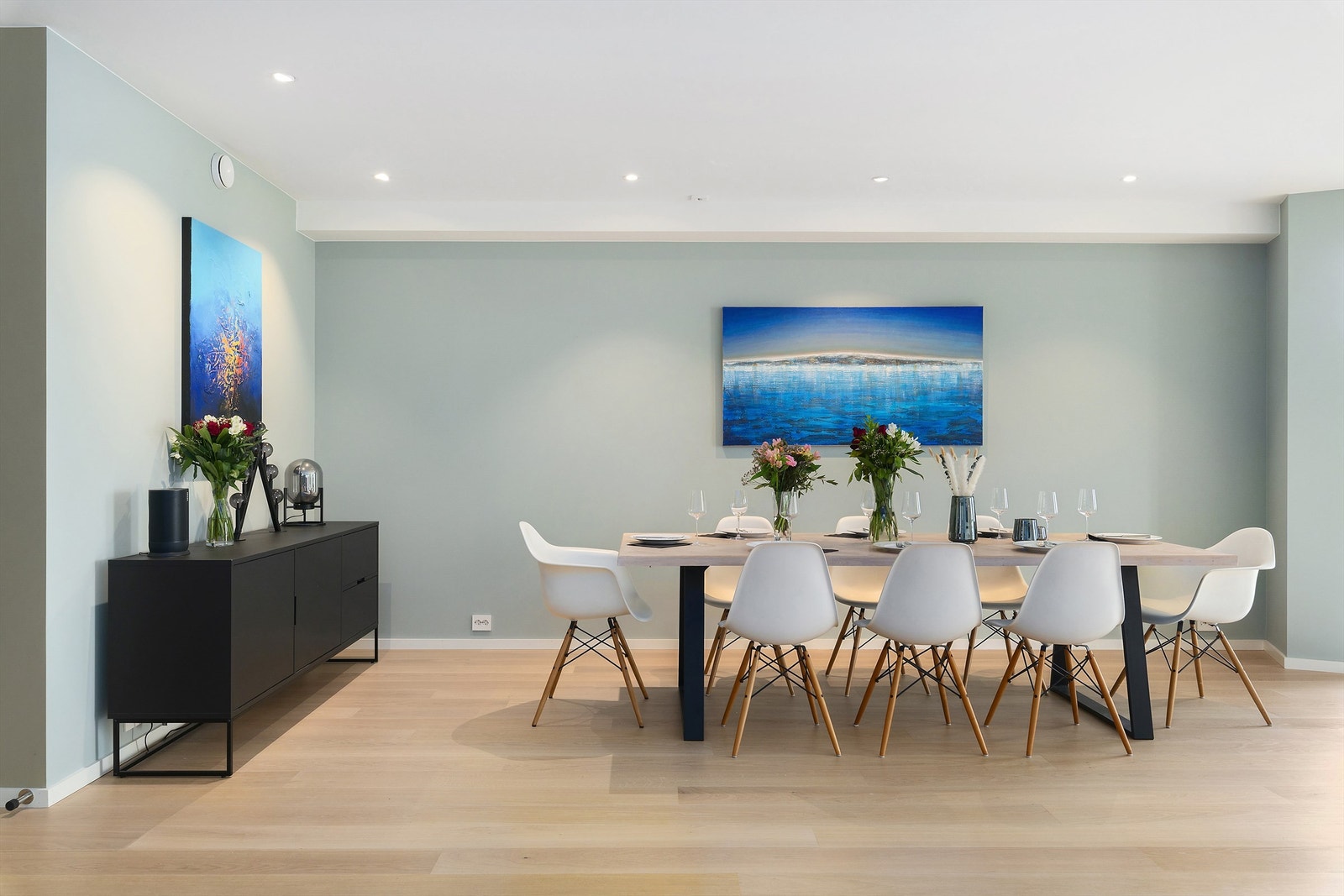 På stuen er det plass til en spisegruppe Galleribilde