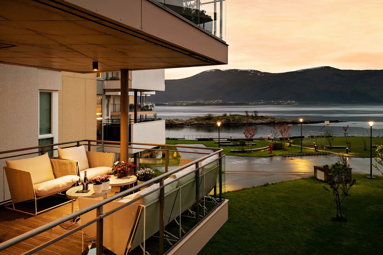 Boligkomplekset "Fri Sikt" ligger like ved sjøkanten på Volsdalsberga. Fellesarealet er blant annet opparbeidet med fotballbane, sitteplasser og badeplass Galleribilde