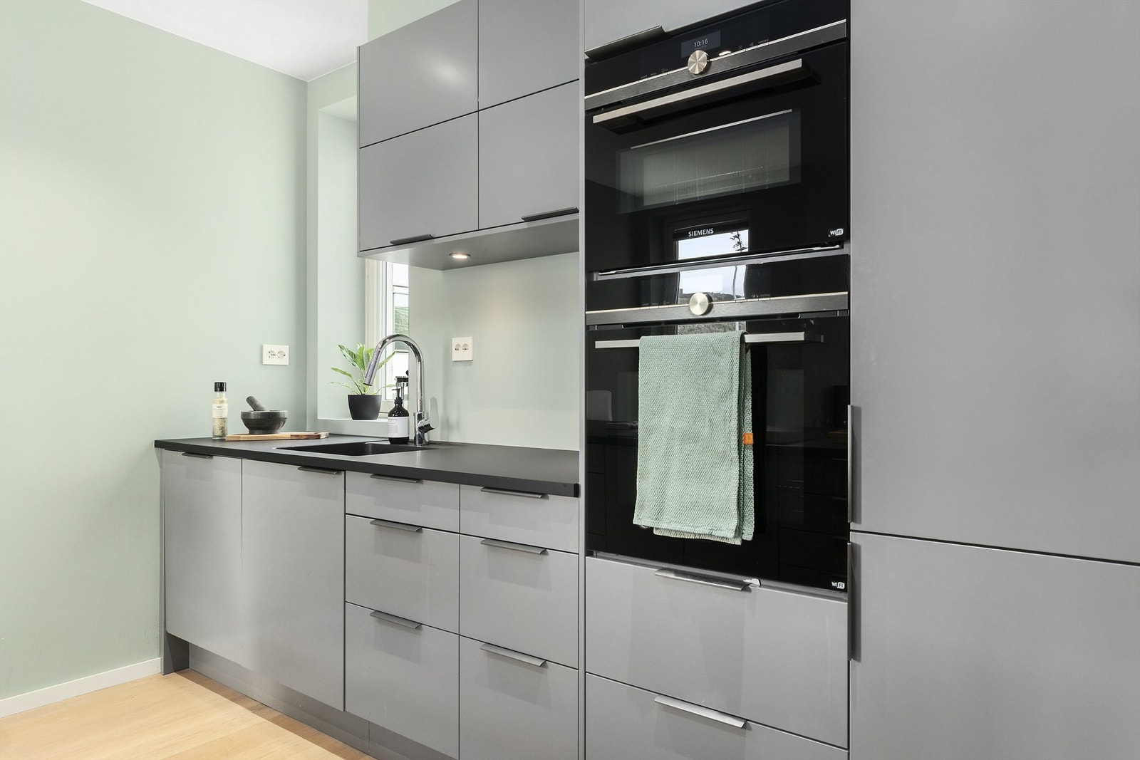 Alle skap og skuffer har soft closeløsning. Innredningen har integrert kombiovn med damp- og stekefunksjon og kombi mikrobølgeovn/stekeovn Foto: Diakrit (Krisztian Sere) Galleribilde