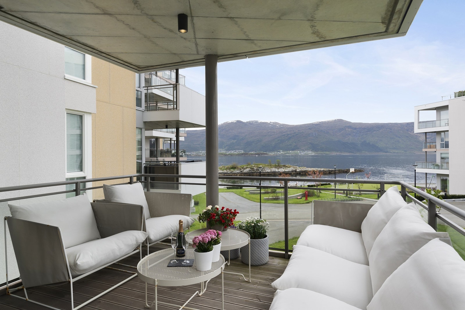 Glassrekkverk sørger for at utsikten bevares optimalt, både fra balkong og fra stue. Herlig utsikt over sameiets fellesarealer, fjorden og Sulafjellet Galleribilde