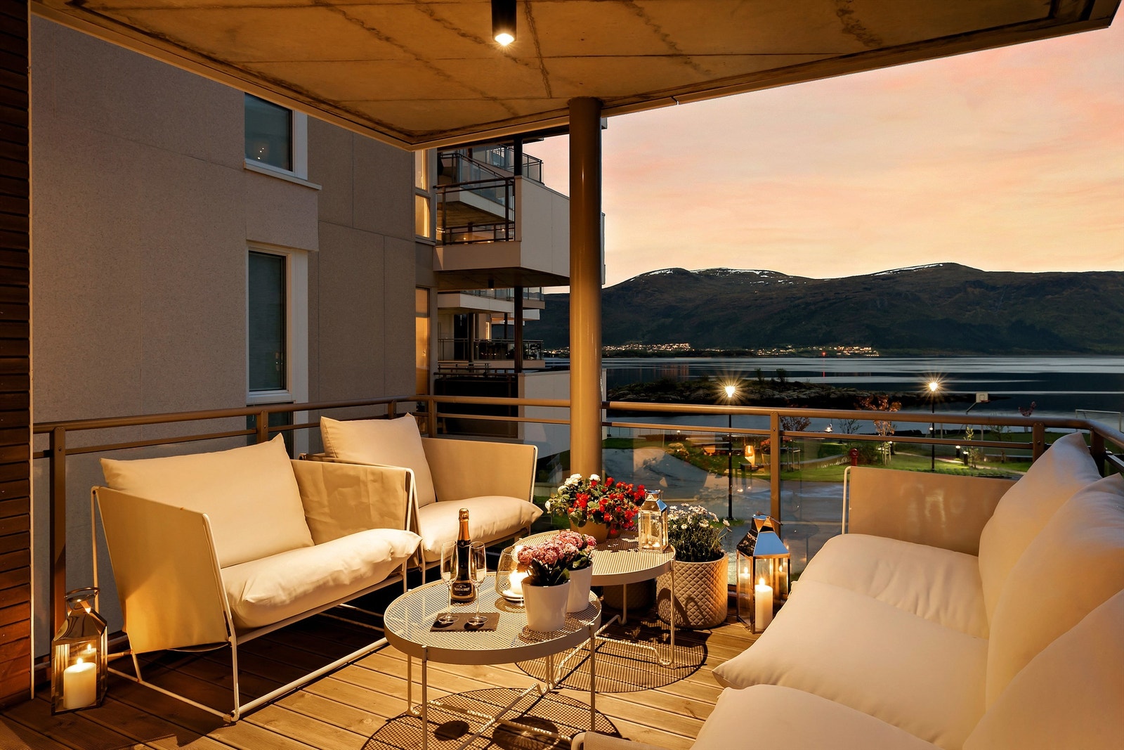 Balkongen er overbygd og vender mot syd og vest. Med sine 15kvm er det god plass til utemøbler og diverse dekor - et nydelig sted å tilbringe sommerkveldene på! Galleribilde