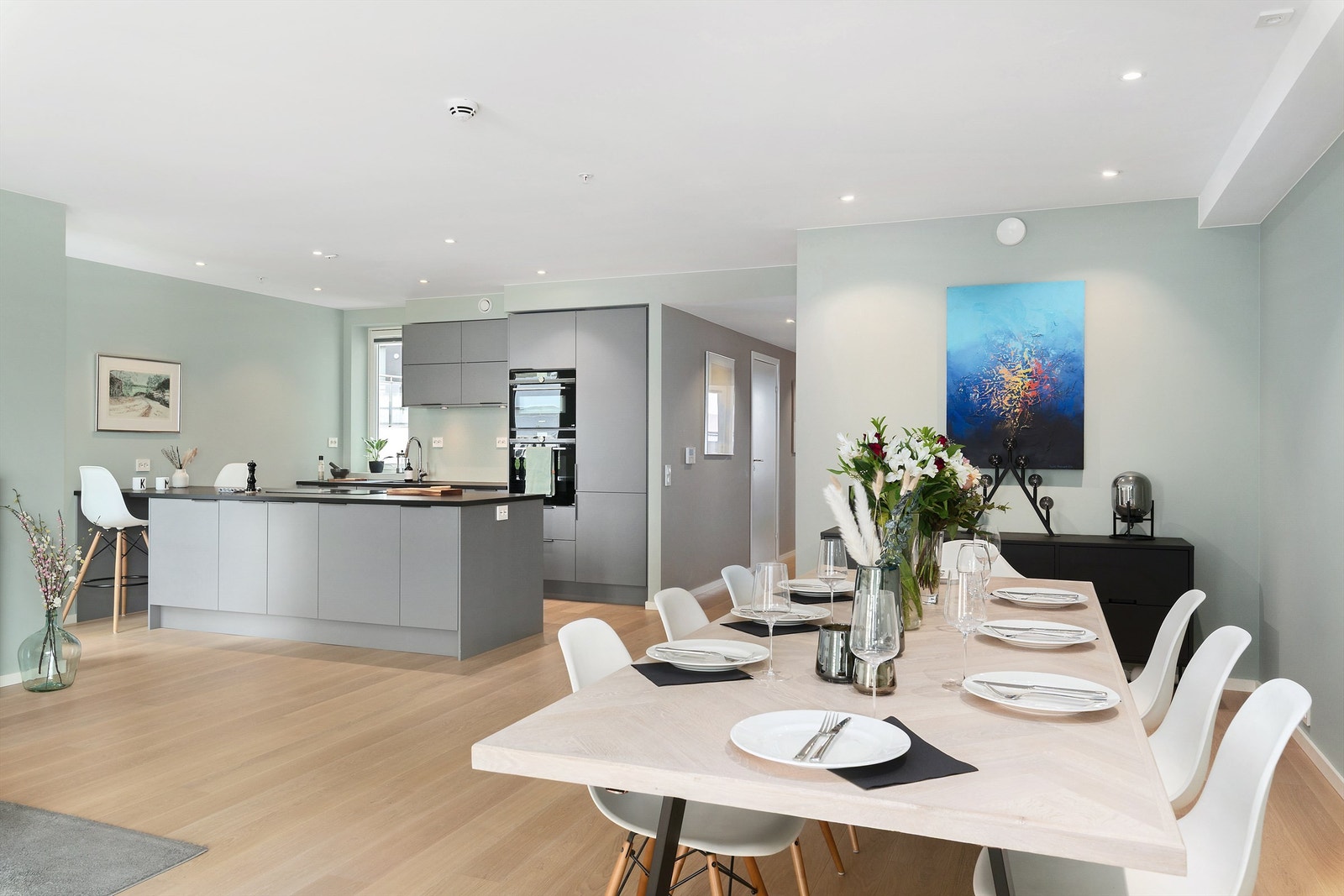 Spisegruppen er praktisk plassert i nærhet til kjøkkenet, noe som gjør det både trivelig og sosialt med matlaging og gjester på besøk Galleribilde