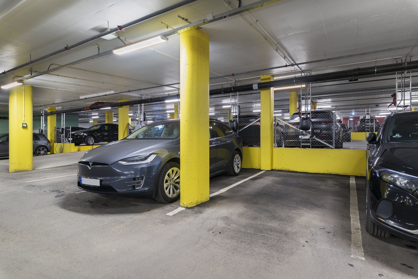 Leiligheten har fast parkeringsplass i garasjeanlegget. Elbillader på parkeringsplass er montert Galleribilde