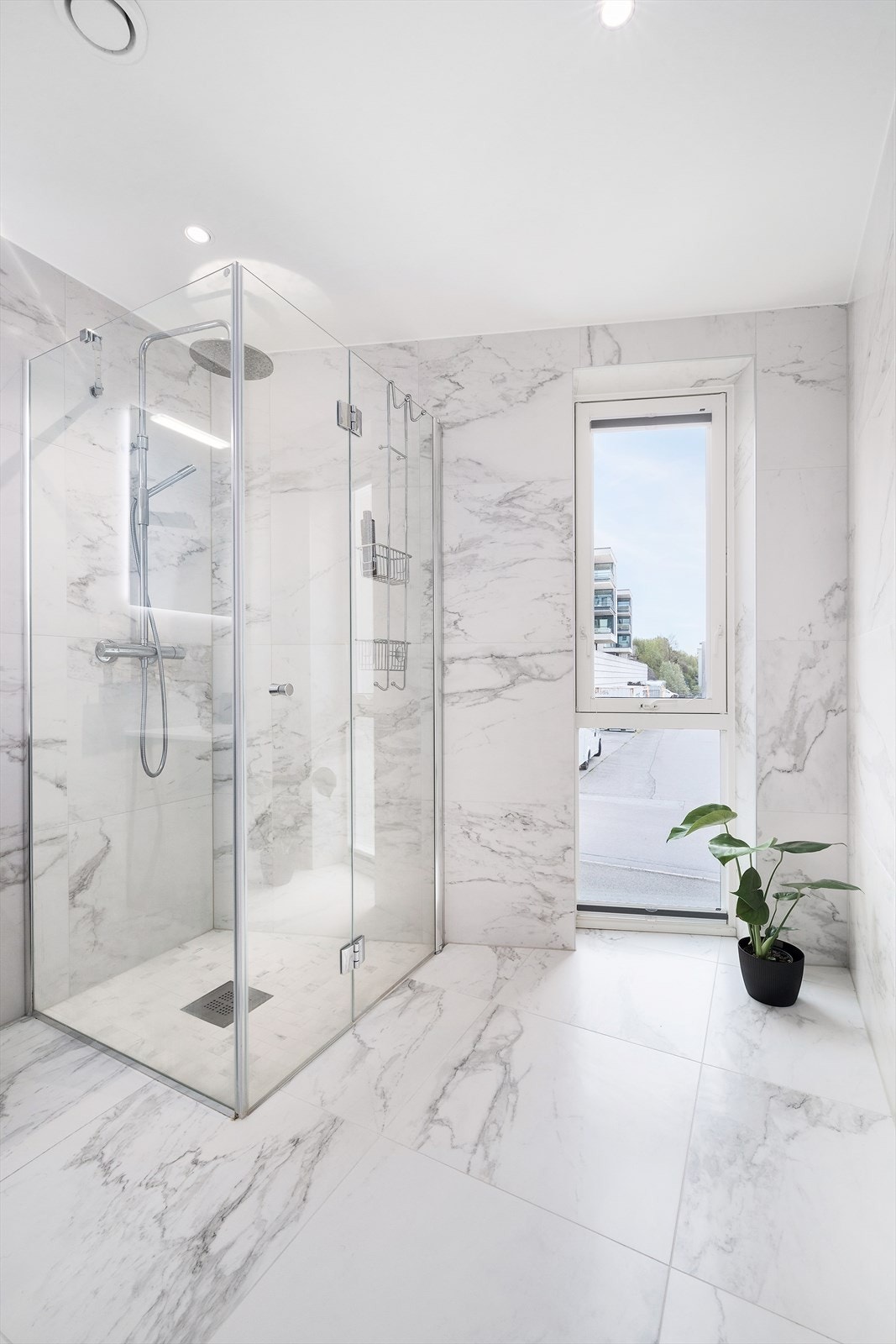 Dusjsonen er pent avgrenset med glassvegg og plassbesparende foldbar dør. Rommet har og vindusflater med fastkarm og hengslet vindu, som gir mulighet til ekstra lufting Galleribilde