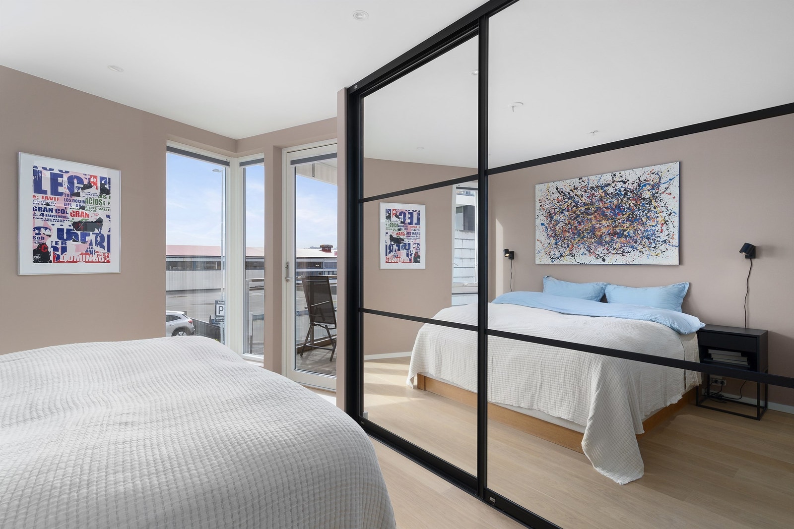 Skyvedørsgarderobe fra Leba med god oppbevaringskapasitet. Den sorte omrammingen står i stil med øvrige detaljer og innredninger i leiligheten, som sørger for et gjennomført uttrykk! Galleribilde