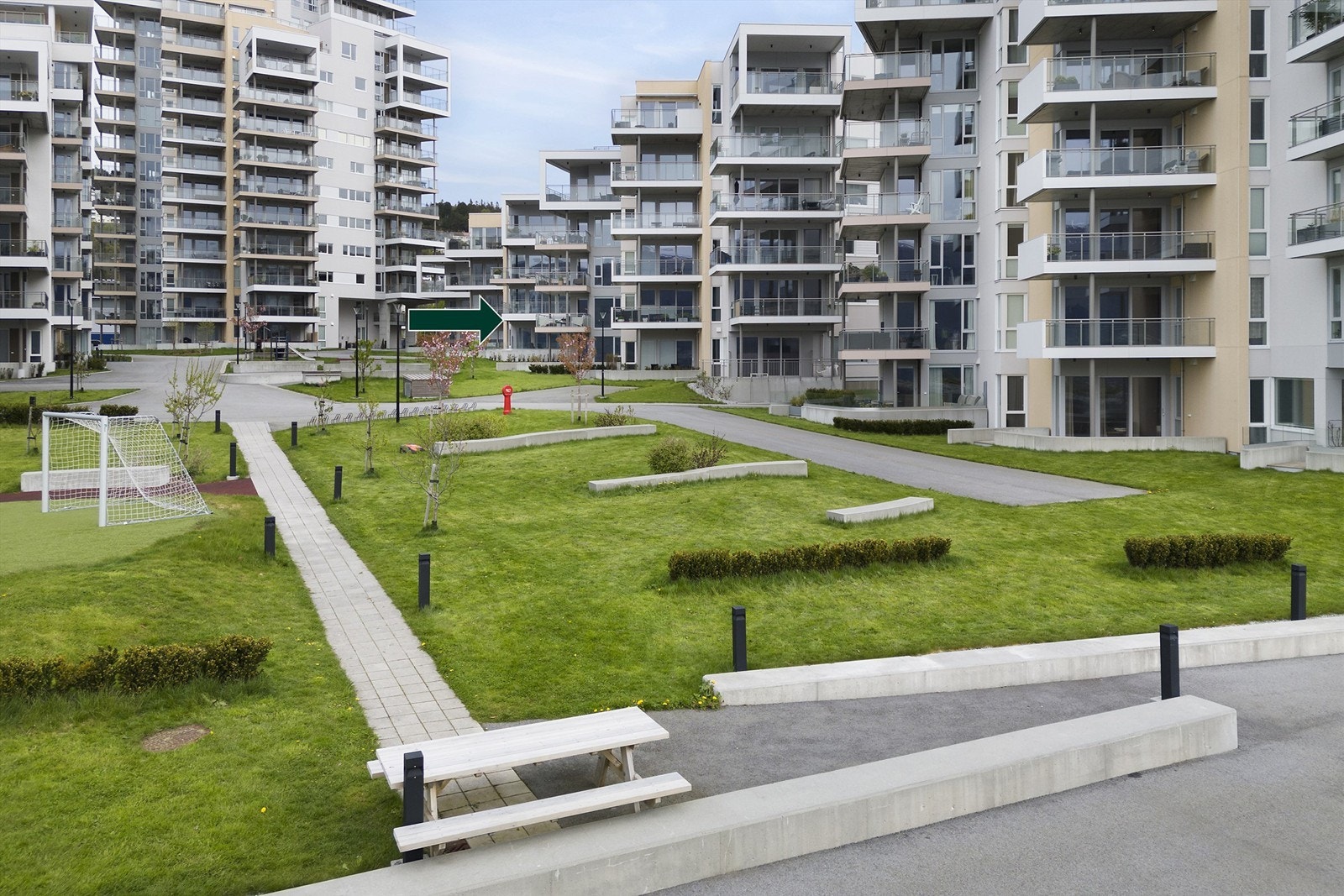 Leiligheten ligger i hus 5 i boligkomplekset på Fri Sikt, Volsdalsberga. God intern beliggenhet med utsikt mot pent opparbeidet fellesareal Galleribilde