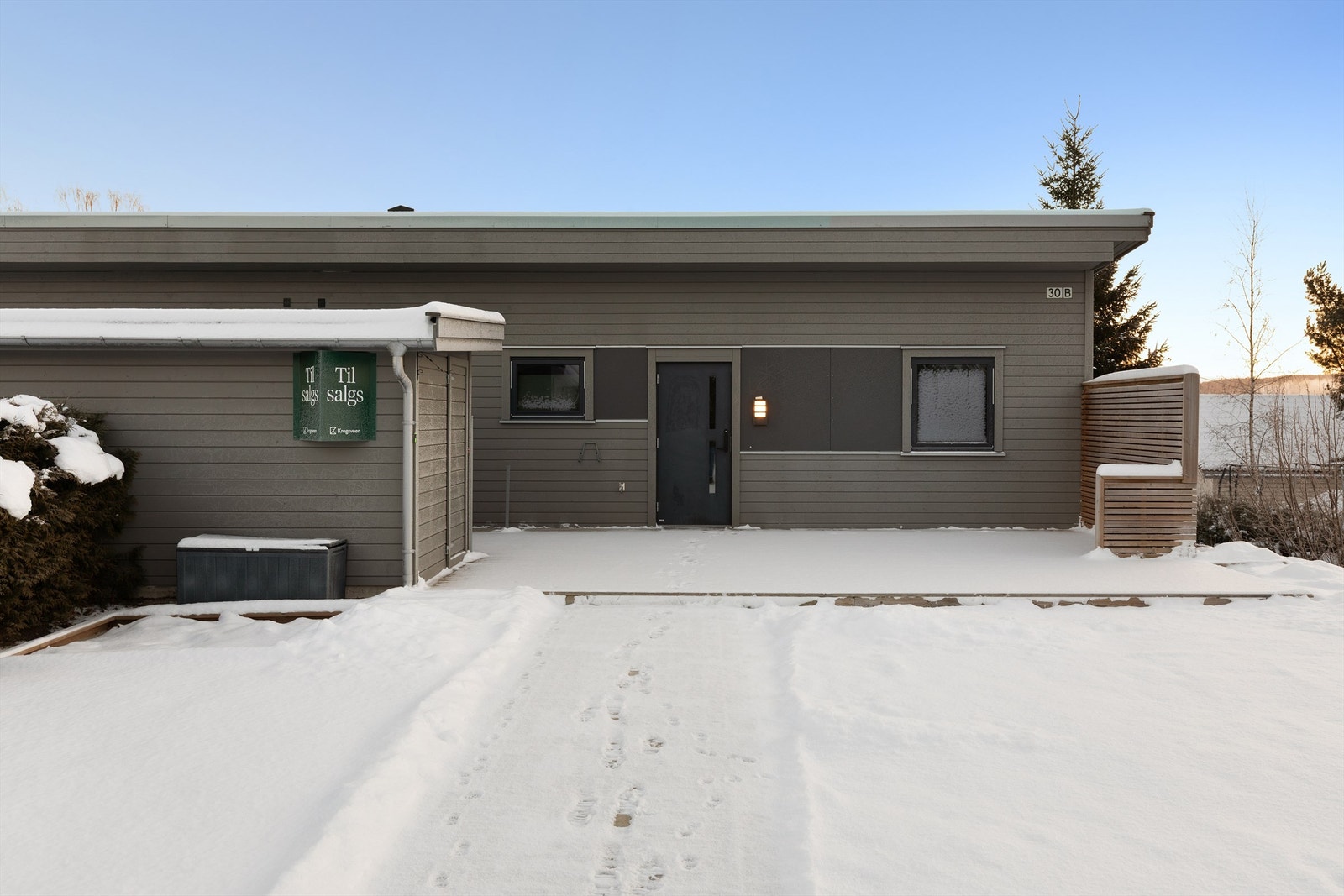 Stor terrasse utenfor inngangspartiet - Sportsbod til venstre Galleribilde