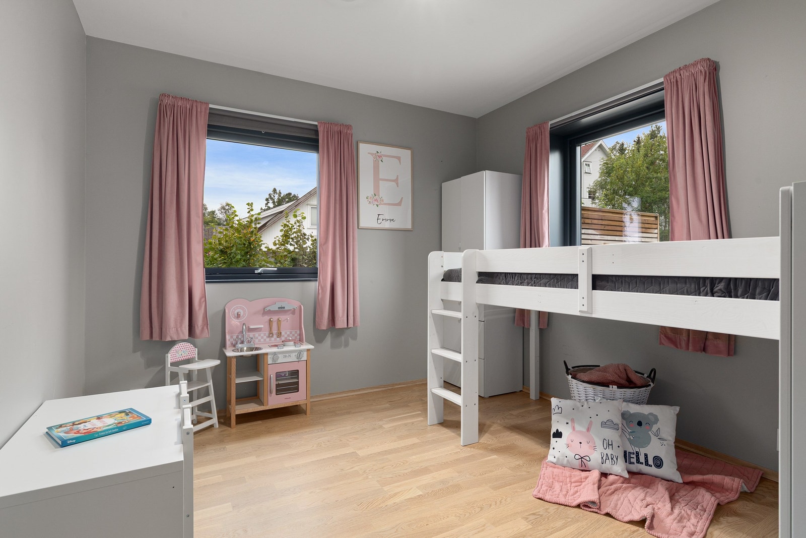 Hovedsoverommet kan innredes med dobbeltseng og garderobeskap Galleribilde