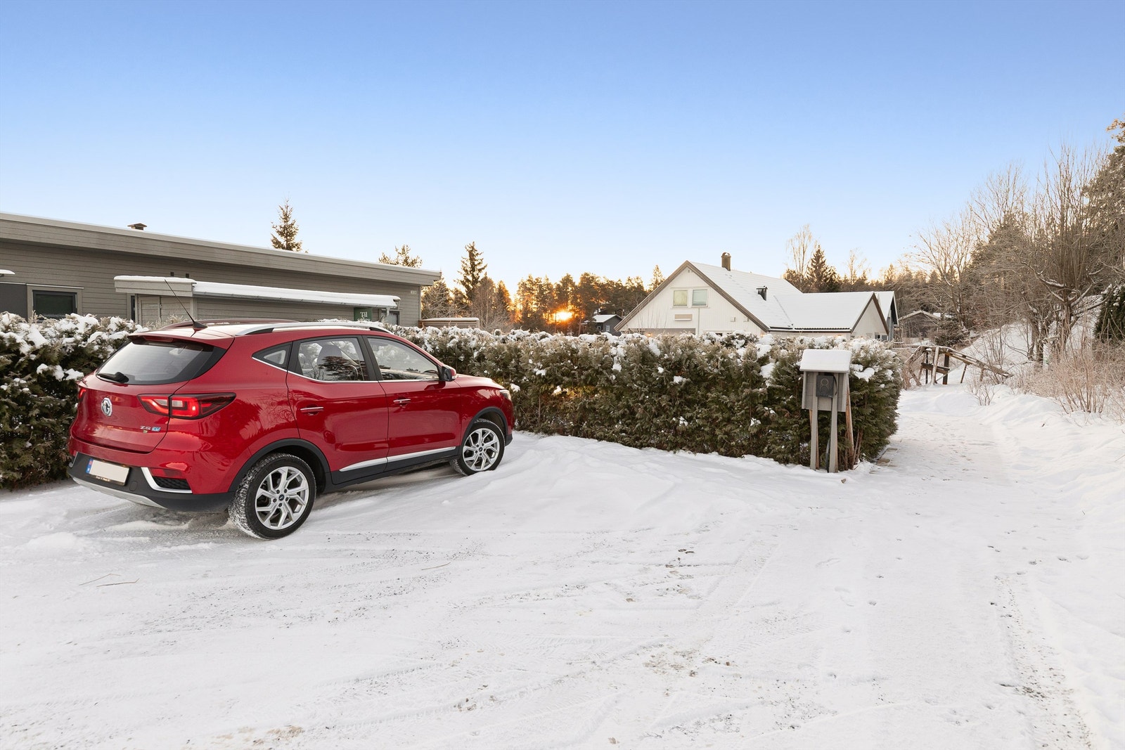 Parkering for 2 biler ved leiligheten - Det er montert el-bil lader Galleribilde