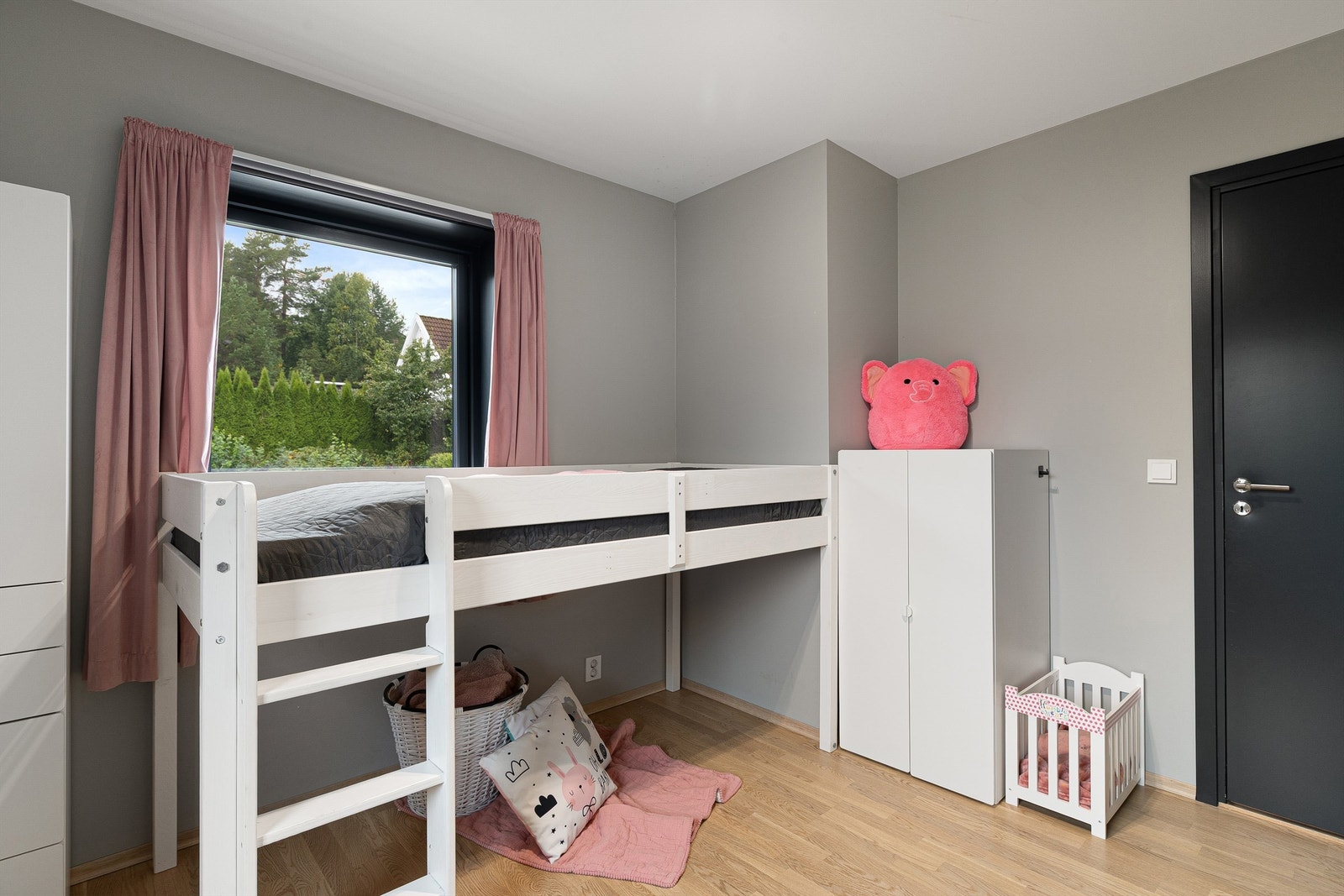 Soverommet er i dag innredet som barnerom og har inngang fra entréen Galleribilde