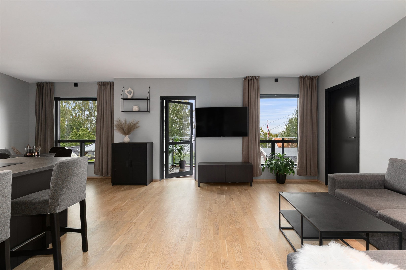 Fra stuen er det adkomst ut til østvendt balkong på ca 10 kvm Galleribilde