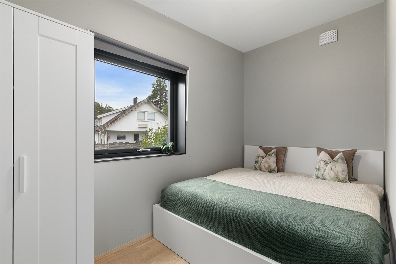 Soverom 2 med inngang fra stuen er i dag innredet md dobbeltseng og garderobeskap Galleribilde