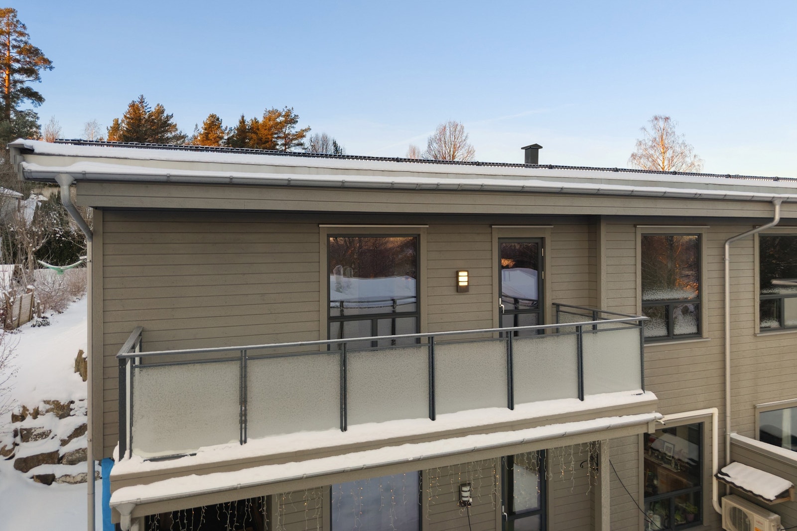 Flott terrasse utenfor stue Galleribilde