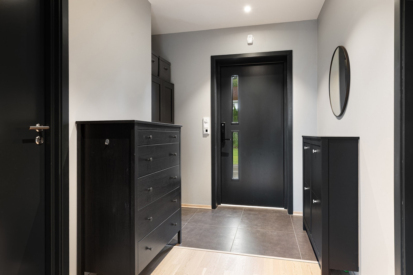 Pen entré med flislagt gulv med gulvvarme Galleribilde