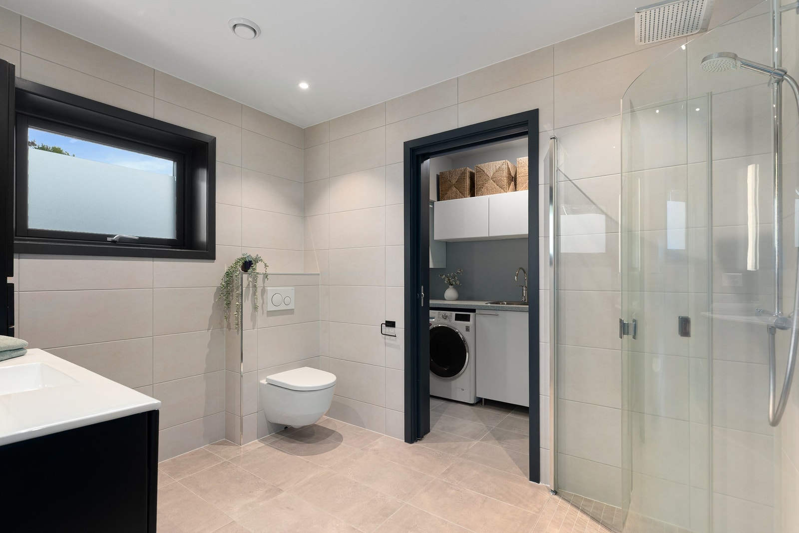 Delikat flislagt bad med vaskerom Galleribilde