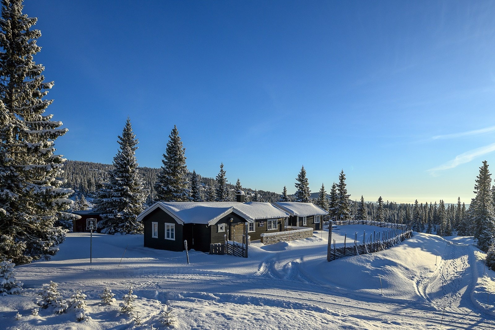 Eiendommen ligger på Nedre Vassbakken på Sjusjøen. Familievennlige omgivelser med et hyggelig, inngjerdet tun med god tumleplass for de minste. Galleribilde