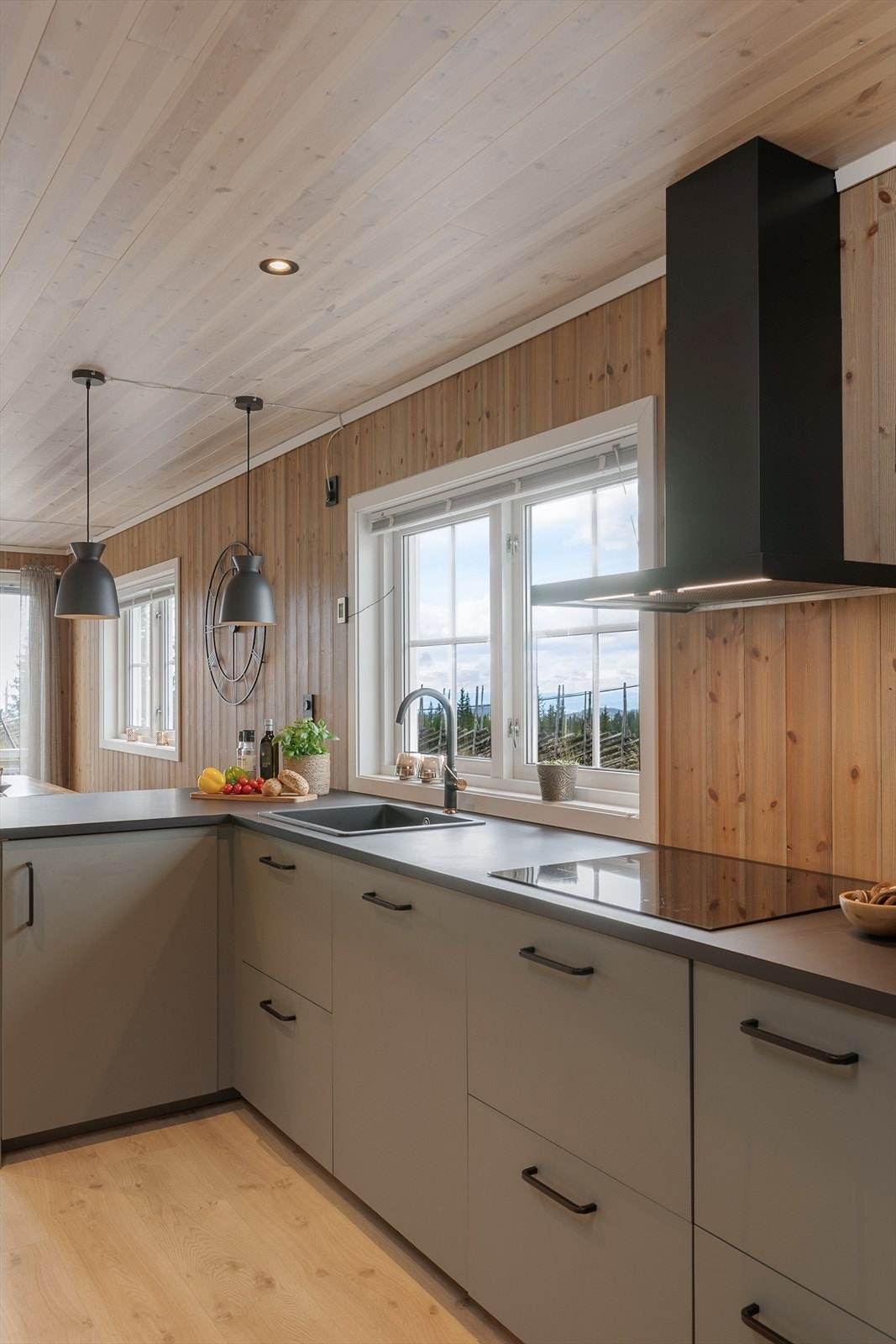 Integrerte hvitevarer. Avtrekk over koketoppen. Rikelig med skuffer for smart oppbevaring. Kjøleskapet er plassert på tilstøtende vegg, god utnyttelse av rommet. Galleribilde