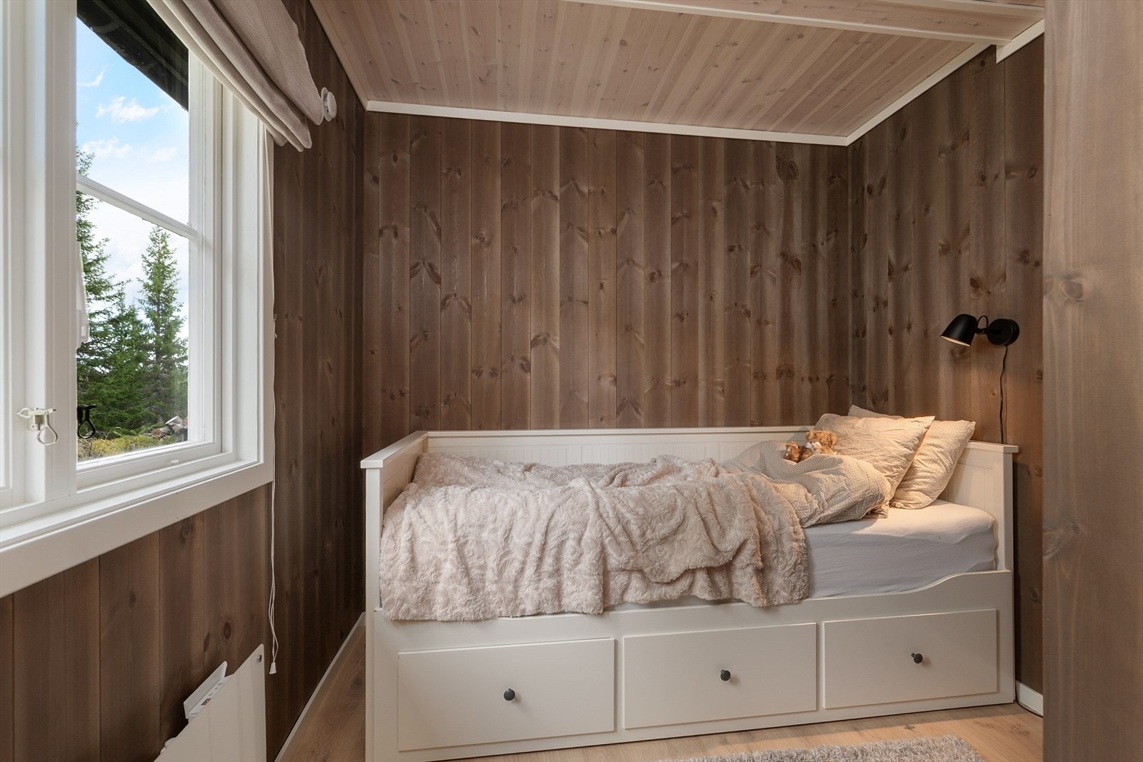 Soverom 3 har en lun og tidsriktig farge. Innredet med seng som kan trekkes ut til dobbeltseng. Galleribilde