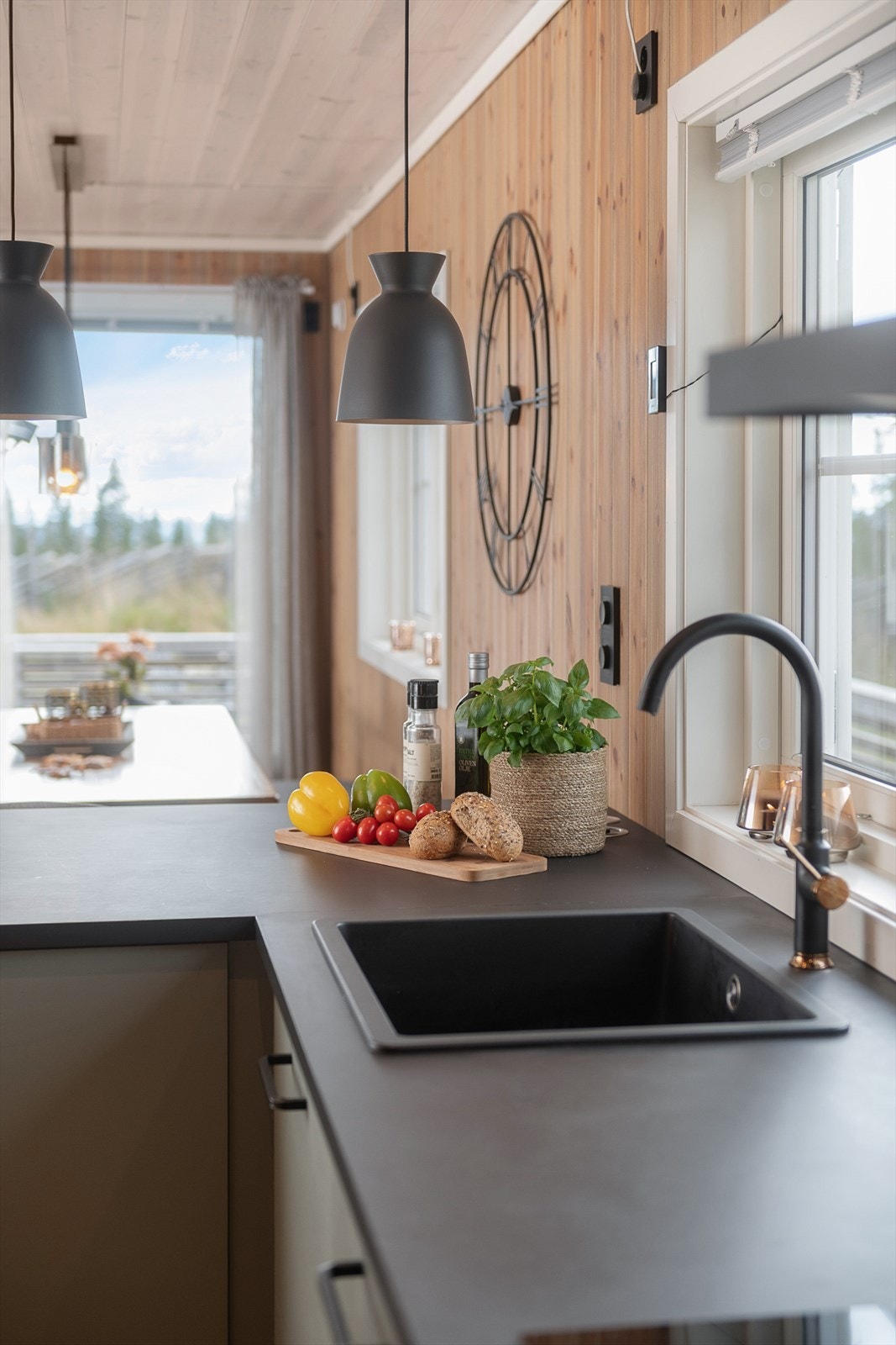 Stilrent og tidløst. Benkeplate i laminat med oppvaskkum i samme fargetone. Åpent mot spiseplassen og stua. Galleribilde