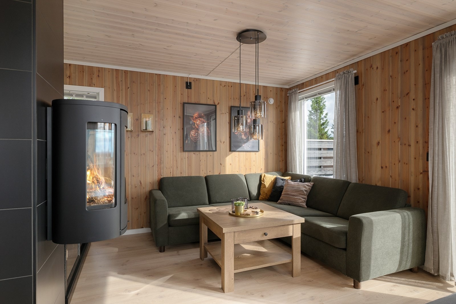 Hytta er totalrenovert de senere år og fremstår både tidsriktig og tidløs på samme tid. Gjennomført og helhetlig stil. Galleribilde