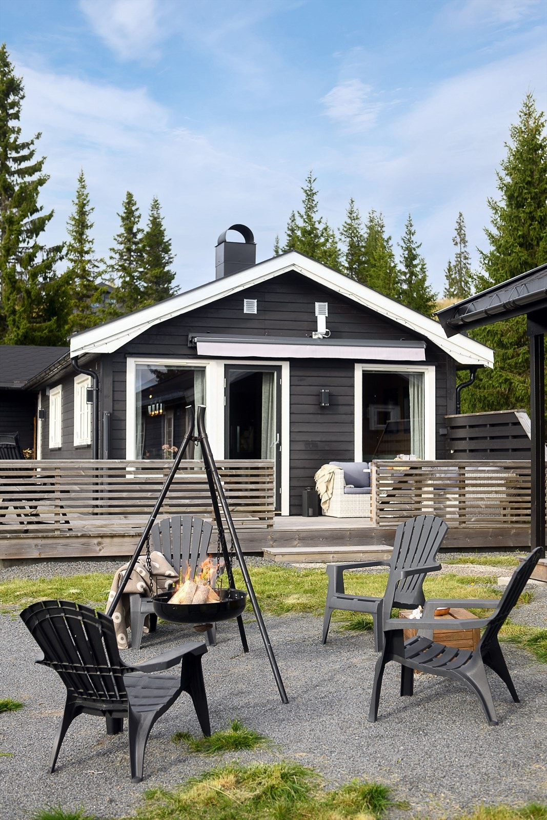 Annekset og hytta er fint plassert i forhold til hverandre og bidrar til et skjermet og hyggelig tun. Galleribilde