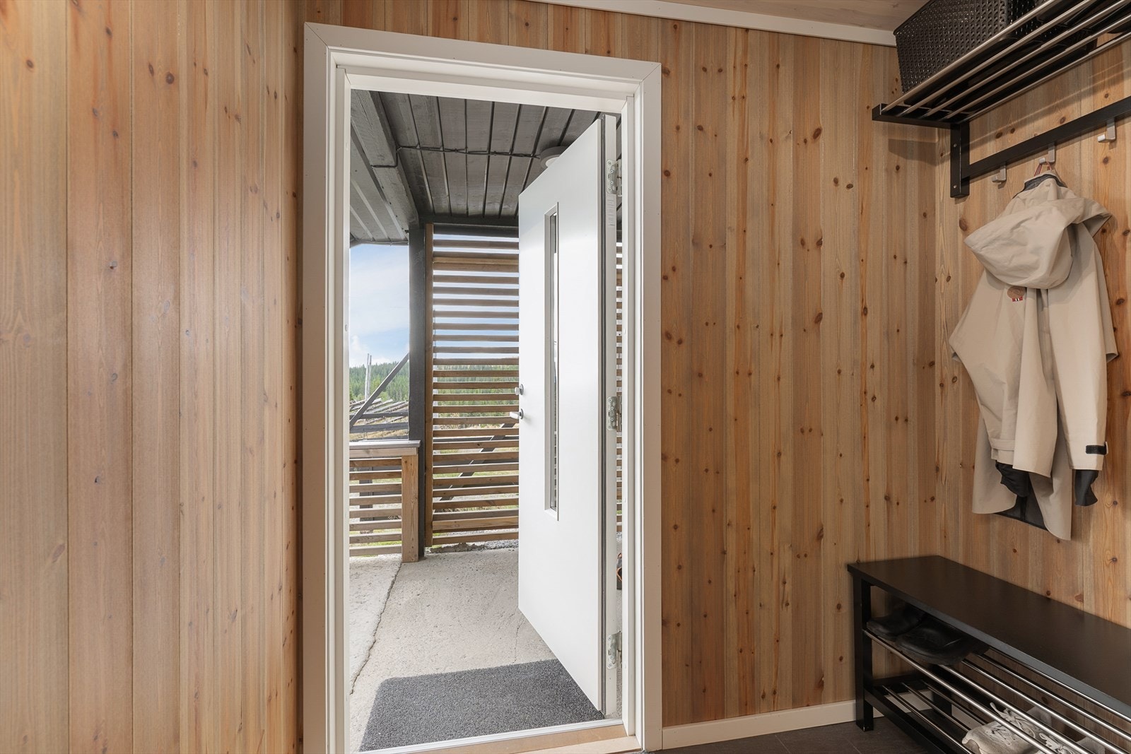 Overbygget inngangsparti med adkomst både inn i hytta og til boden. Galleribilde