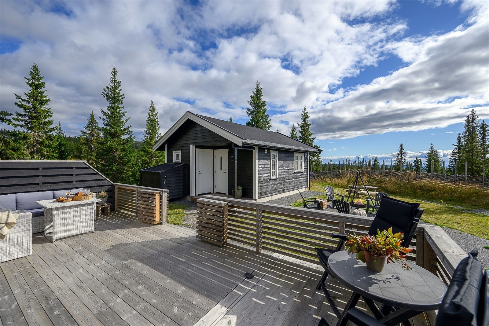 En stor og god, solrik terrasse er et perfekt sted å lande etter en dag på tur. Gode muligheter til å møblere. Vel tilrettelagt for å nyte utelivet i hytteveggen. Galleribilde