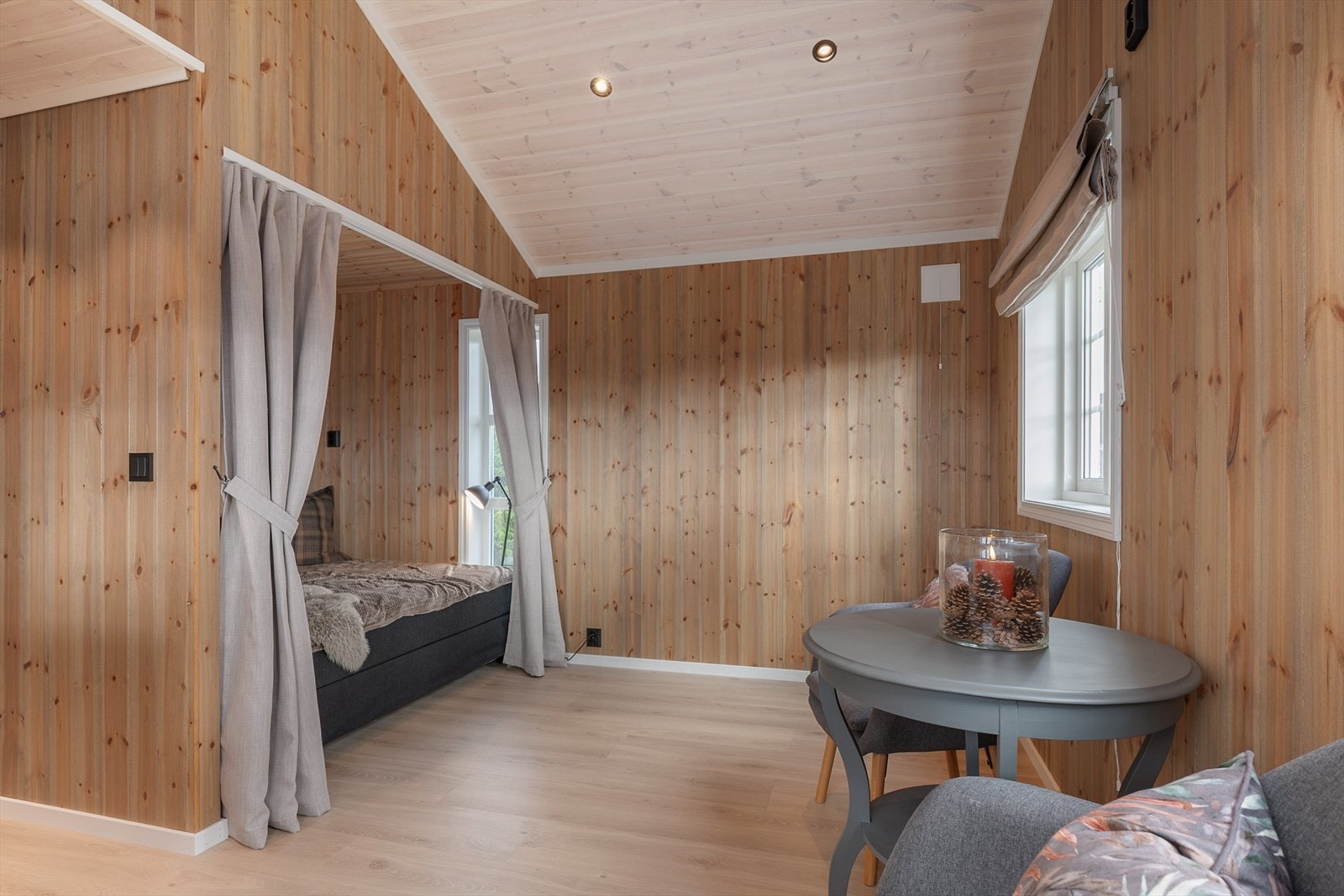 I tillegg til at det er plass til sittemøbler er er annekset innredet med en smart daybed med forheng. Galleribilde