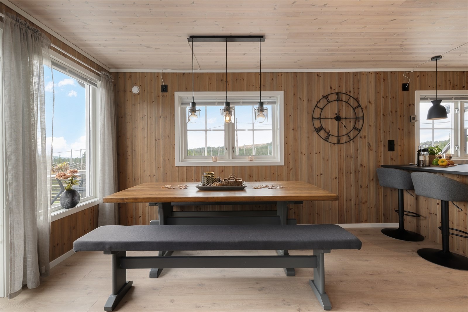 Store vindusflater slipper inn relativt godt med naturlig lys i stua. Dør ut til terrassen. Galleribilde