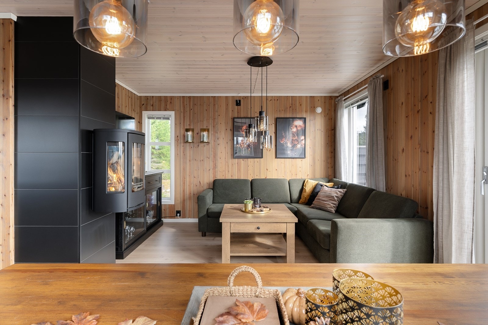 Peisovnen sørger for ekstra god varme og hyggelig stemning i oppholdsrommet. Smart plassering i forhold til både sofa og spiseplassen. Galleribilde