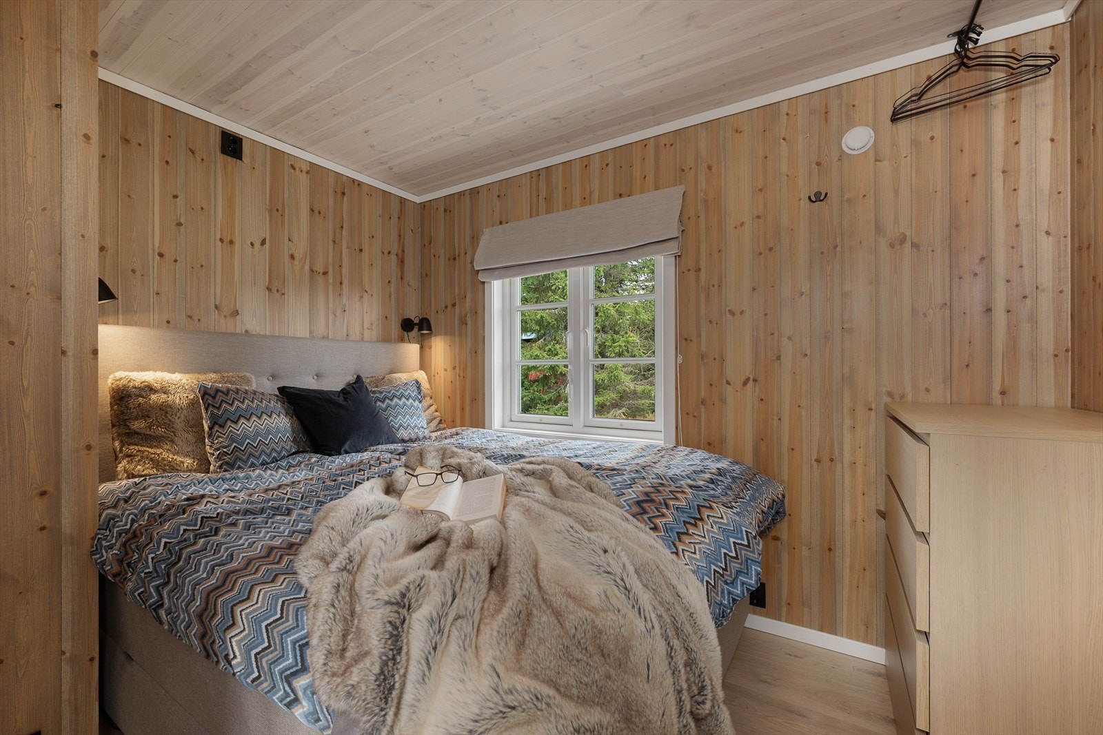 Soverom 1 med plass til dobbeltseng og kommode for oppbevaring. Galleribilde