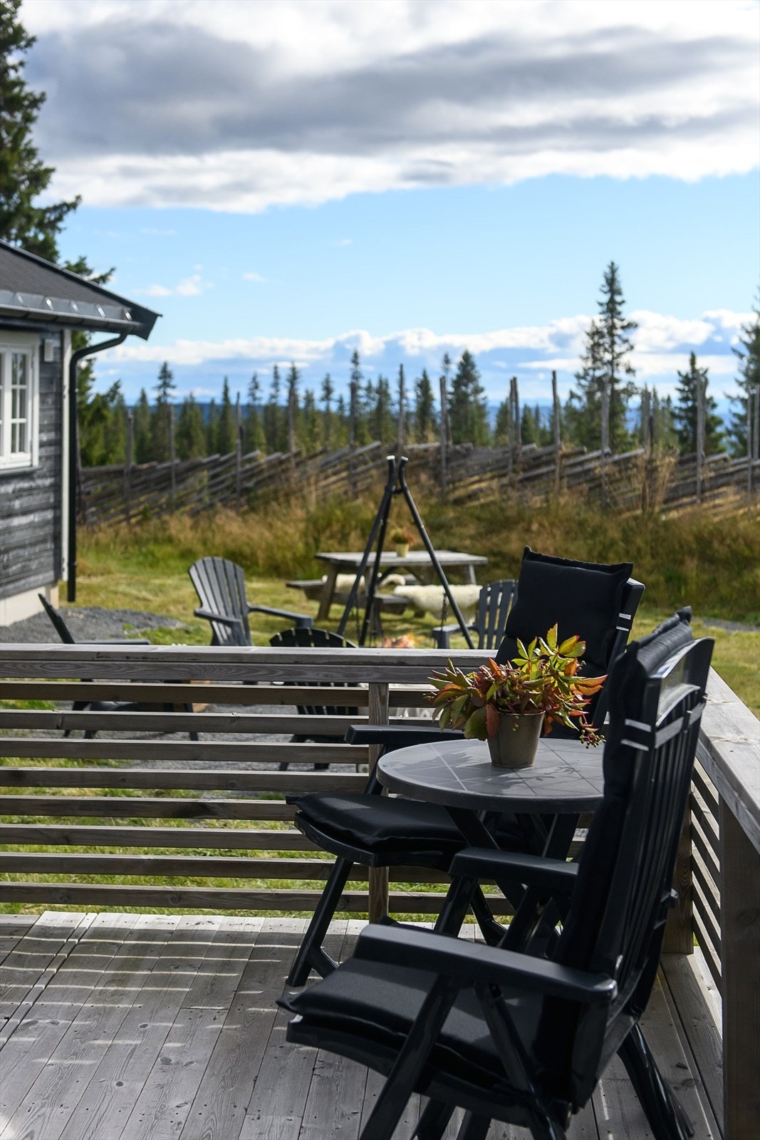 Det er flere fine soner utendørs der en kan samle familie og venner til utendørs hygge til alle årstider. Galleribilde