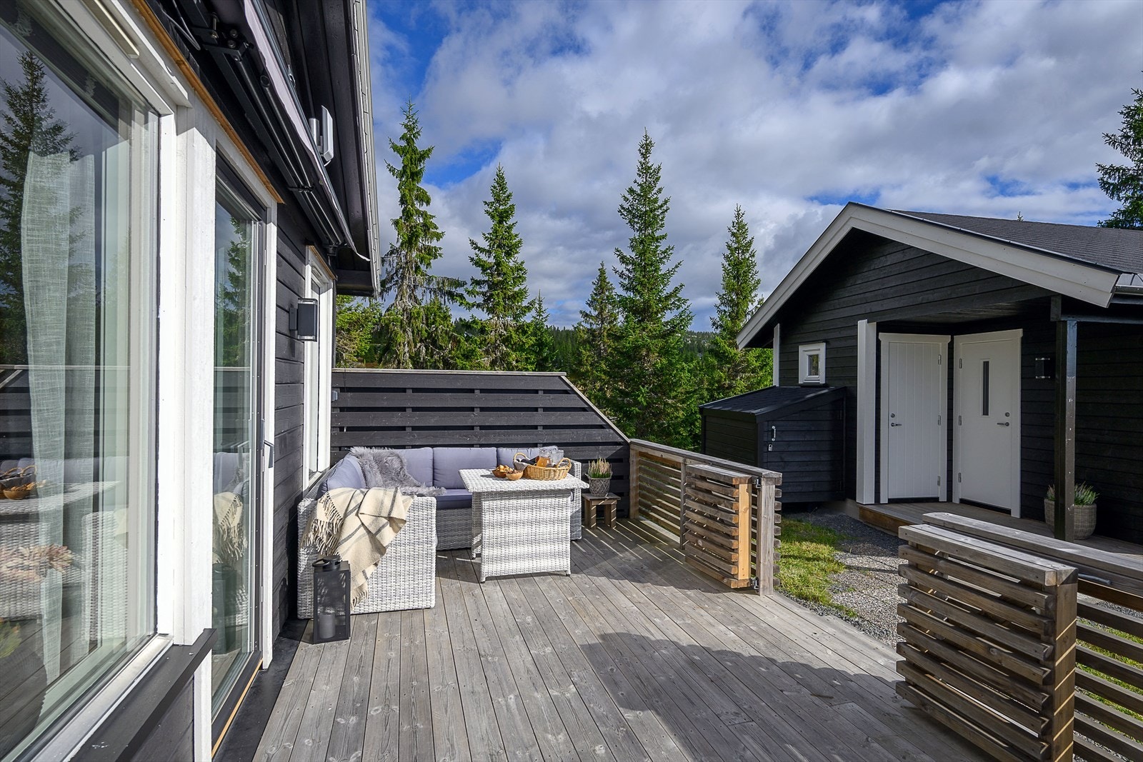 Et fint sted å slappe av, uten direkte innsyn fra naboer. Galleribilde