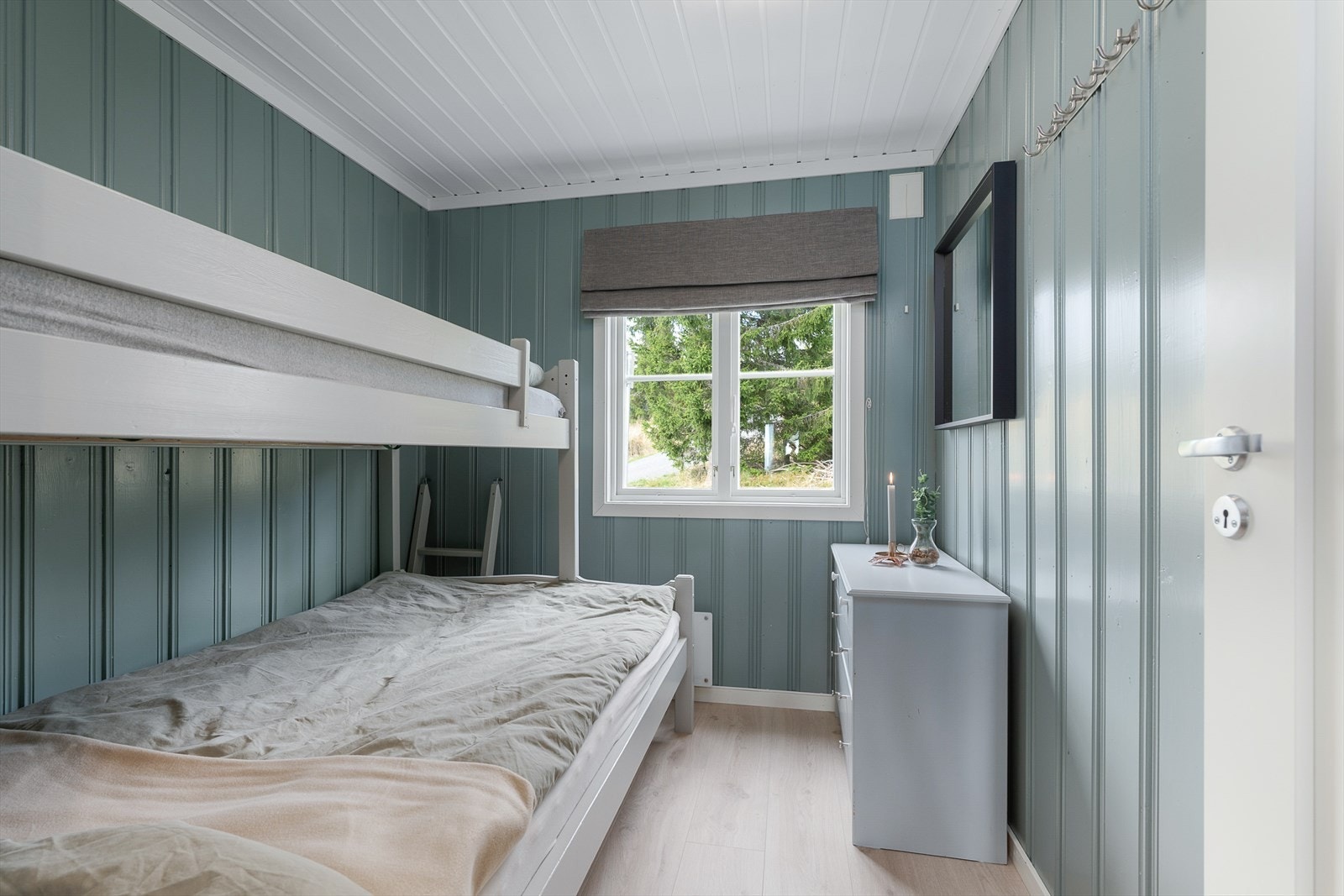 Soverom 2 er innredet med familiekøye. Malt panel i tak og på vegger. Plass til en kommode. Galleribilde