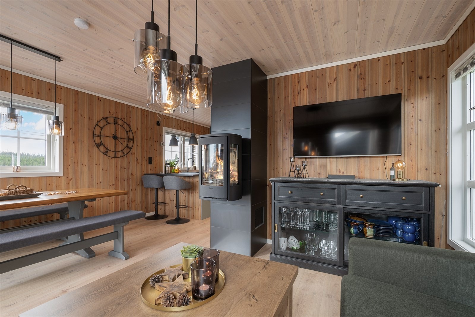 Oppholdsrommet er sosialt og hyggelig og det er fin kontakt mellom stue, spiseplass og kjøkken. Galleribilde