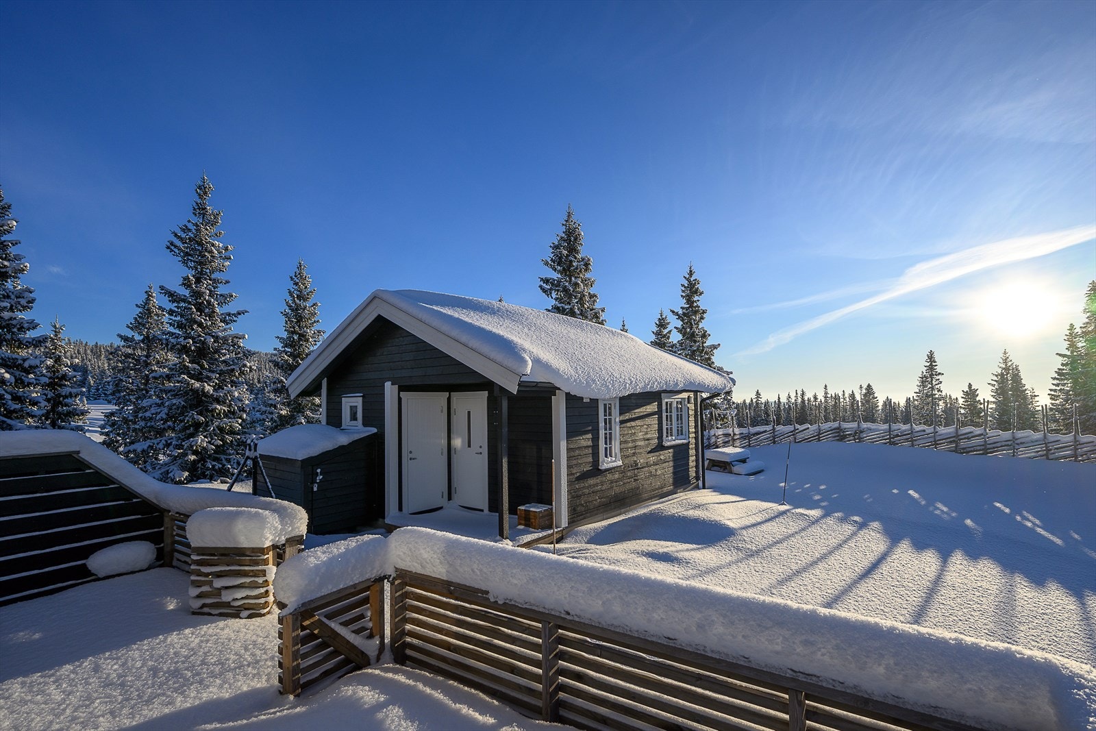 Eiendommen består av hytte og anneks. Ypperlig for storfamilien eller for deg som vurderer å leie ut i kombinasjon med eget bruk. Galleribilde