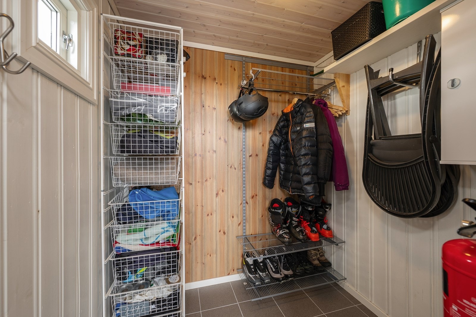 Utstyrsboden ved inngangen til hytta har varmekabler i gulv. Galleribilde