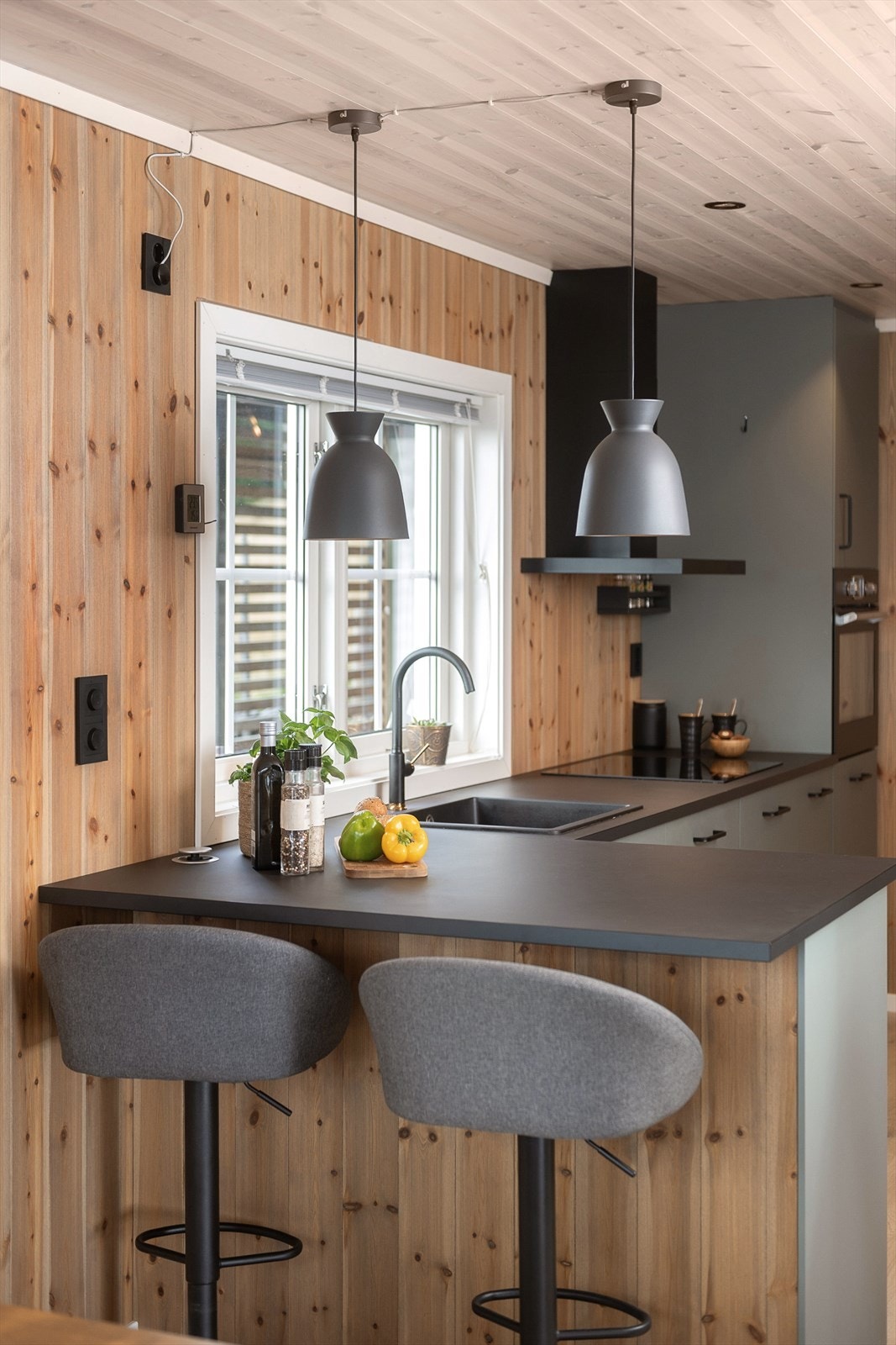 Strømsøyle med kontaktpunkter og usb punkter nedfelt i benkeplate. Galleribilde