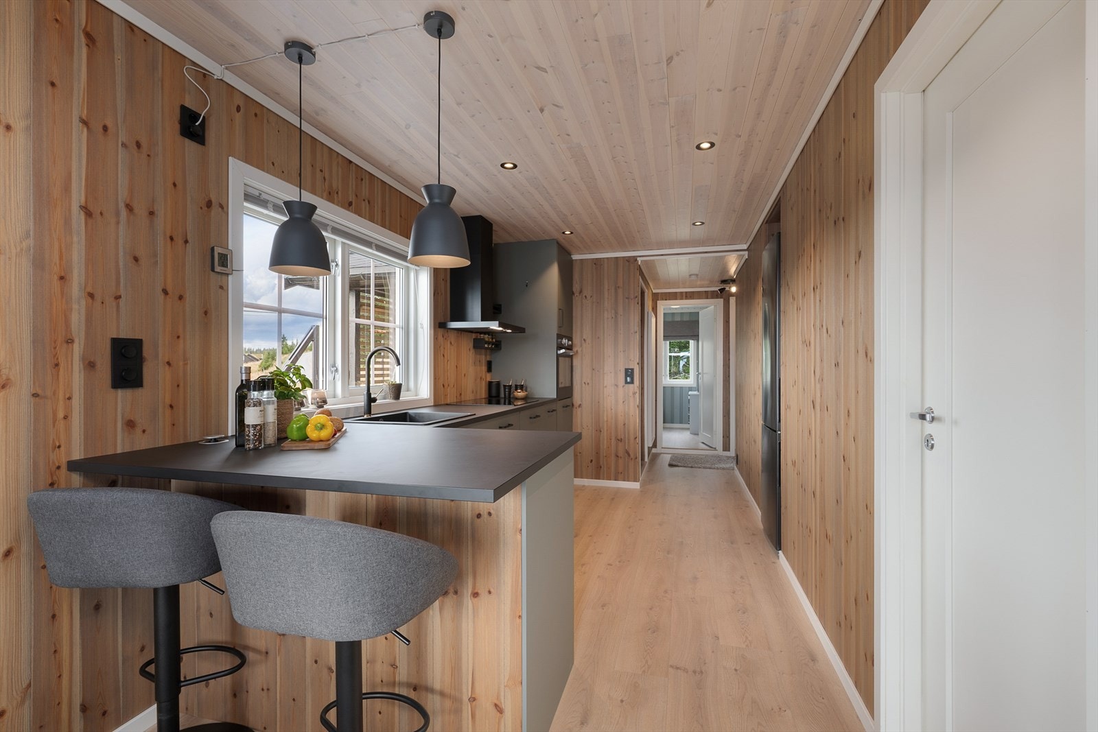 En liten barløsning ved kjøkkenbenken. Fint for en rask frokost, morgenkaffen eller for å holde kokken med selskap. Galleribilde