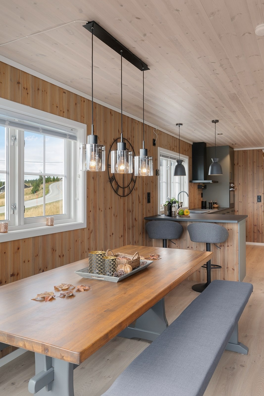 Spiseplassen er en naturlig forlengelse av kjøkkenet og et hyggelig samlingspunkt i hytta. Galleribilde