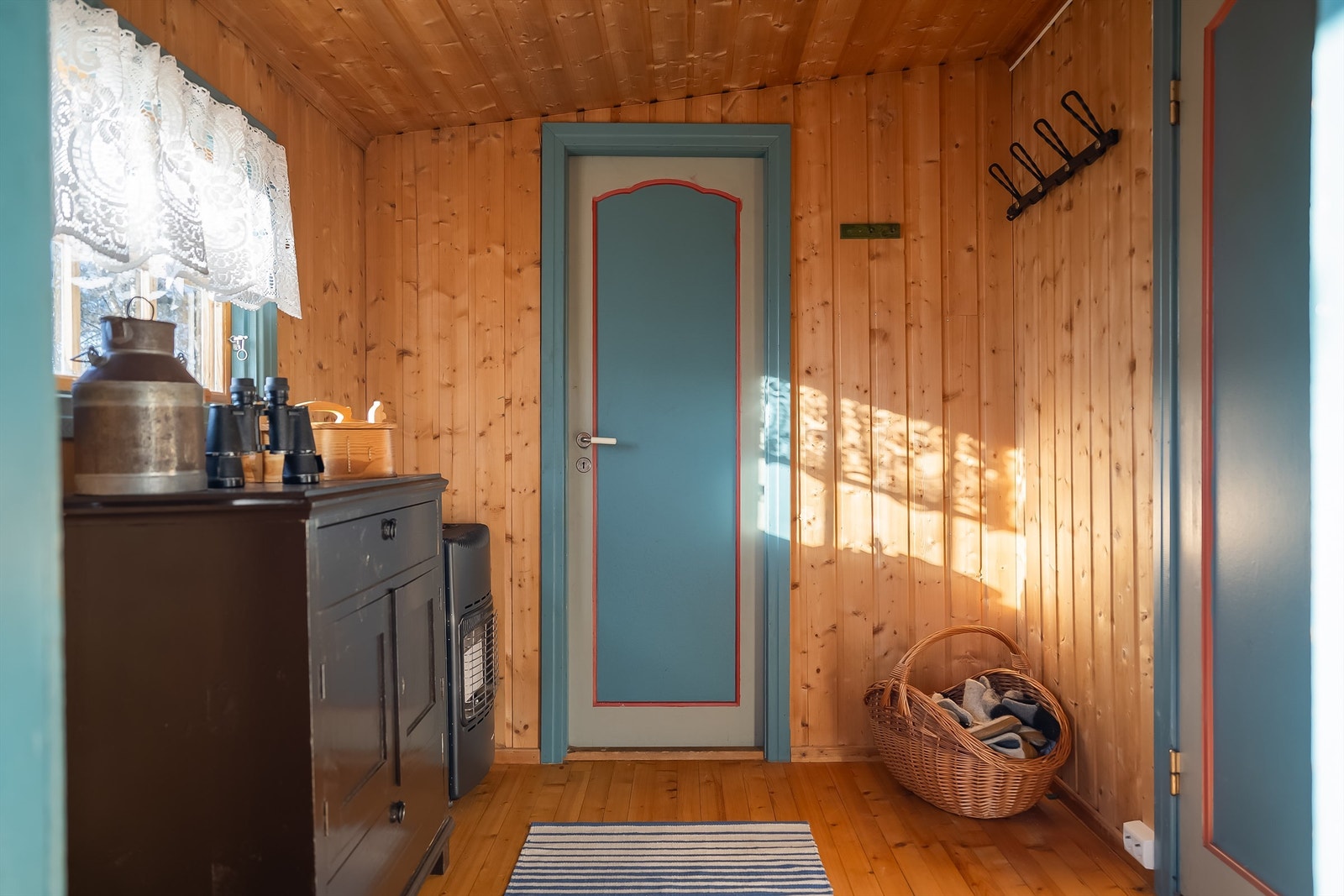Velkommen inn! Romslig entré med god plass til oppbevaring av yttertøy og sko. I tillegg finner man to praktiske boder på 4,5 og 5 kvm med ytterligere oppbevaringsmuligheter. Galleribilde