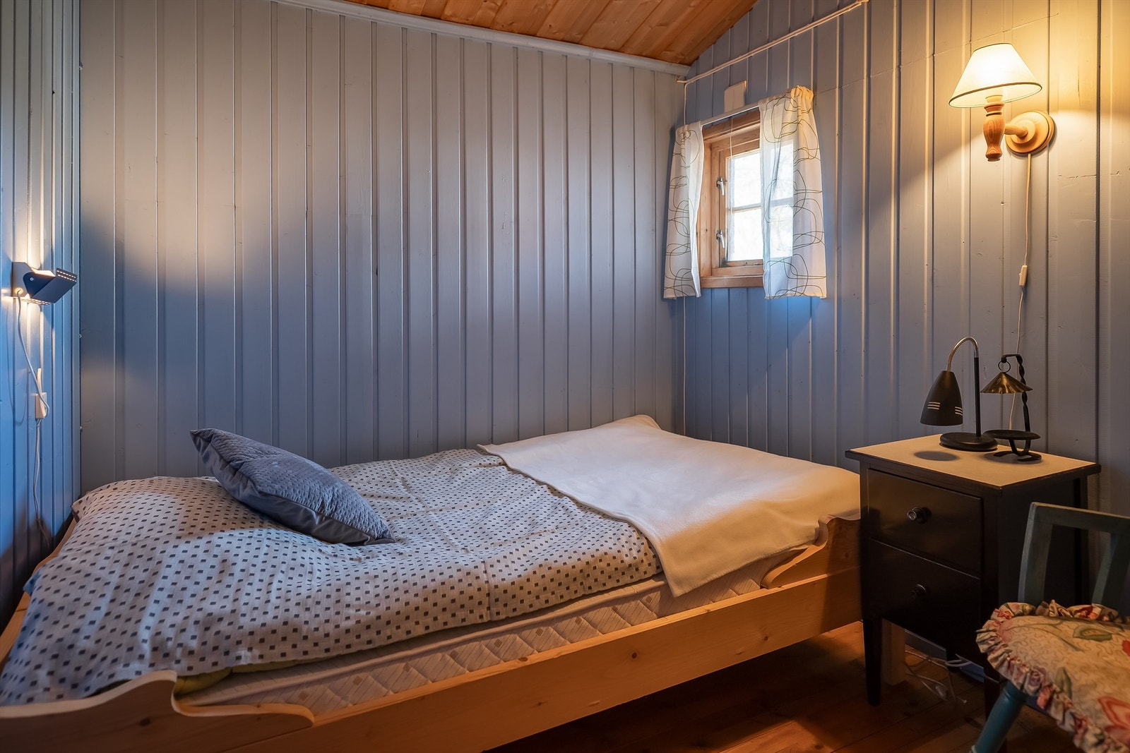 Et av fire soverom på 6 kvm med god plass til dobbeltseng, nattbord og garderobeløsning. Galleribilde